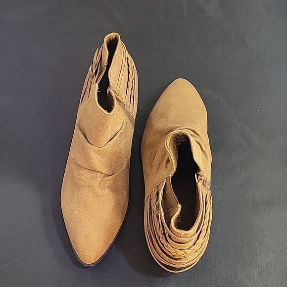 BRAND NEW COMFORT POINTED TOE ANKLE ACCENT AND RUCHED DETAILING ZIP CLOSURE BOOT - Picture 5 of 12